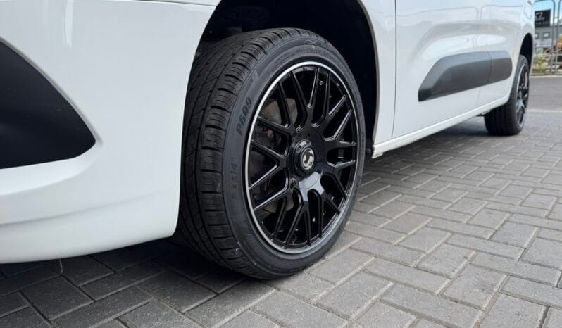 
Vauxhall Combo 1.5 Turbo D 2300 Sportive full									