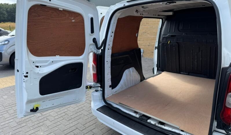 
Vauxhall Combo 1.5 Turbo D 2300 Sportive full									