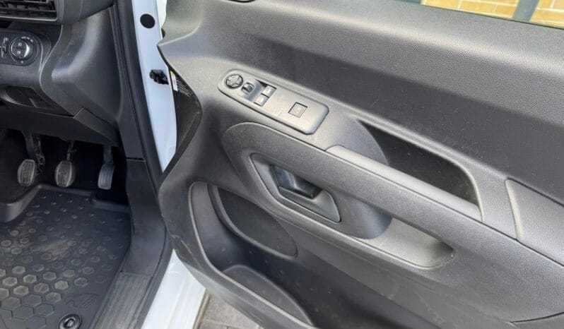 
Vauxhall Combo 1.5 Turbo D 2300 Sportive full									