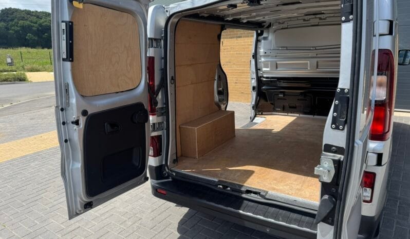 
Renault Trafic 1.6 dCi 27 Sport Nav SWB full									