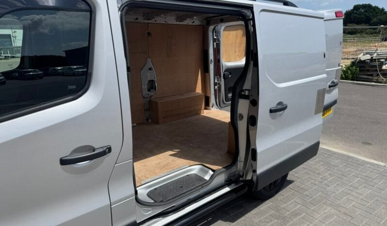 
Renault Trafic 1.6 dCi 27 Sport Nav SWB full									