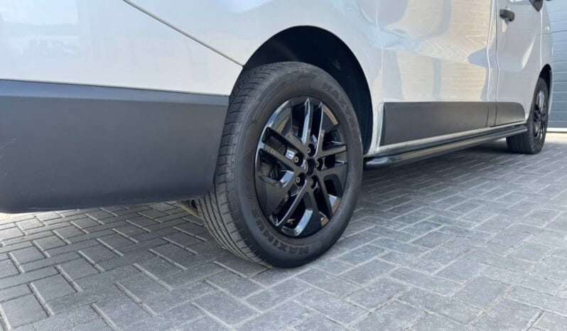 
Renault Trafic 1.6 dCi 27 Sport Nav SWB full									