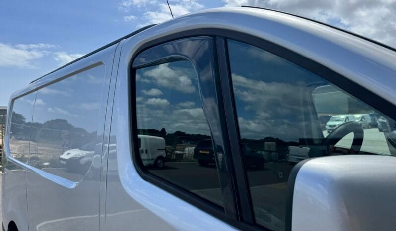 
Renault Trafic 1.6 dCi 27 Sport Nav SWB full									