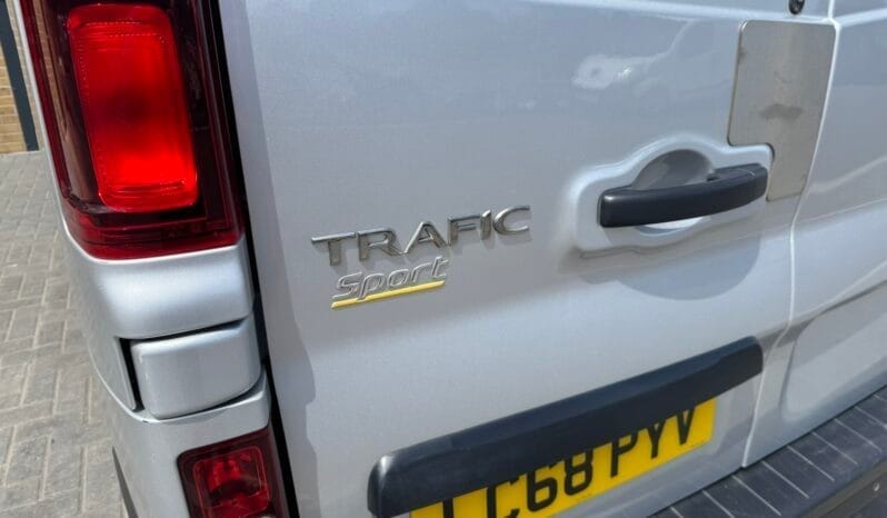 
Renault Trafic 1.6 dCi 27 Sport Nav SWB full									
