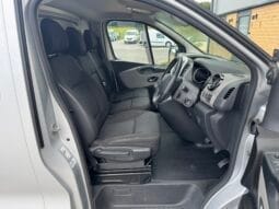 
Renault Trafic 1.6 dCi 27 Sport Nav SWB full									