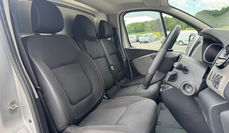 
Renault Trafic 1.6 dCi 27 Sport Nav SWB full									