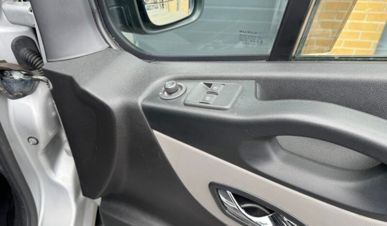 
Renault Trafic 1.6 dCi 27 Sport Nav SWB full									