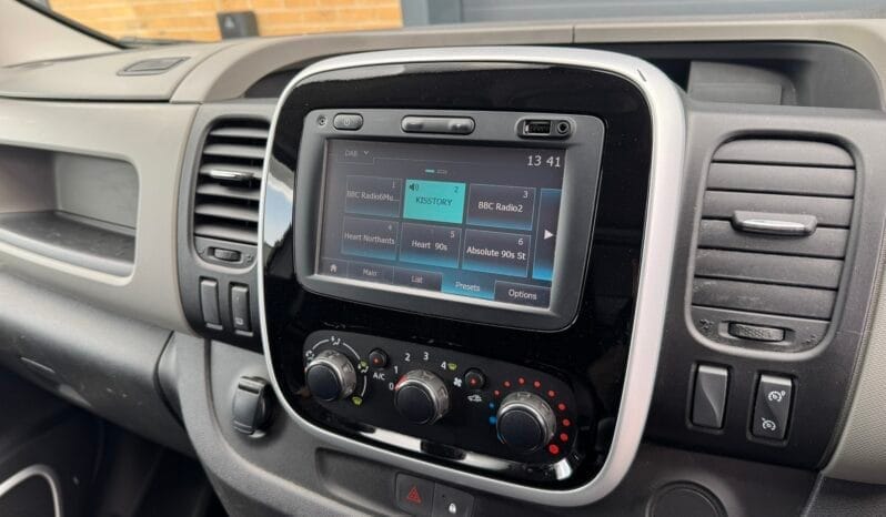 
Renault Trafic 1.6 dCi 27 Sport Nav SWB full									