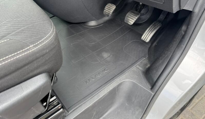 
Renault Trafic 1.6 dCi 27 Sport Nav SWB full									