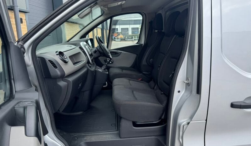 
Renault Trafic 1.6 dCi 27 Sport Nav SWB full									