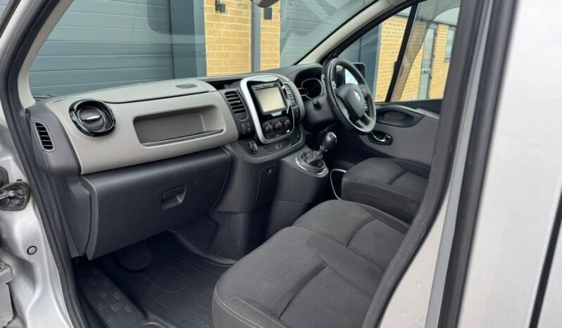 
Renault Trafic 1.6 dCi 27 Sport Nav SWB full									