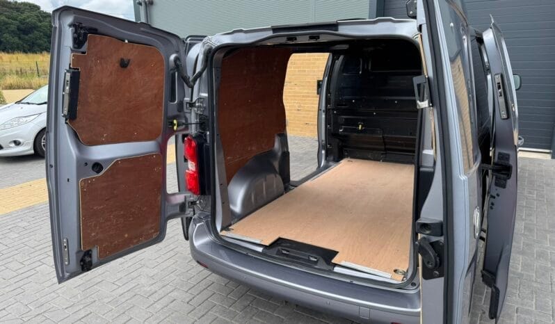 
Vauxhall Vivaro 1.5 Turbo D 2700 Sportive full									