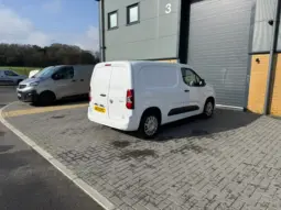 
VAUXHALL COMBO Sportive1.5 D 130ps full									