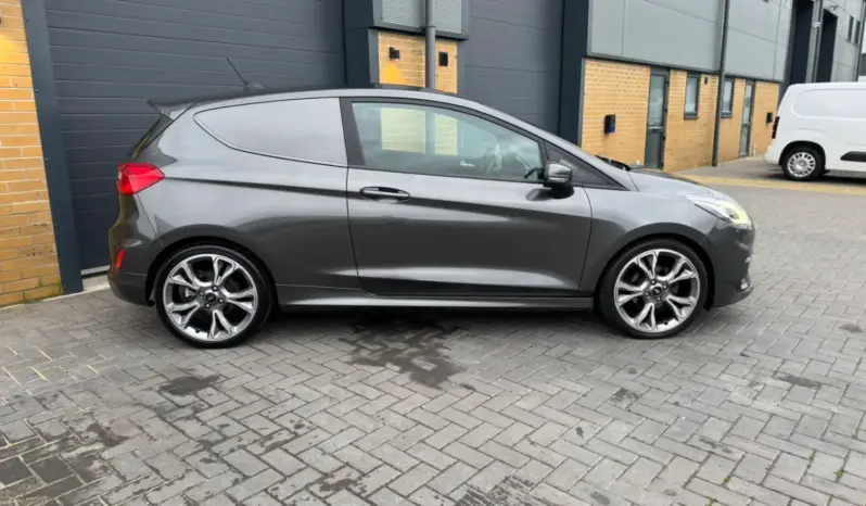 
Ford Fiesta Van 1.5 TDCi Sport full									