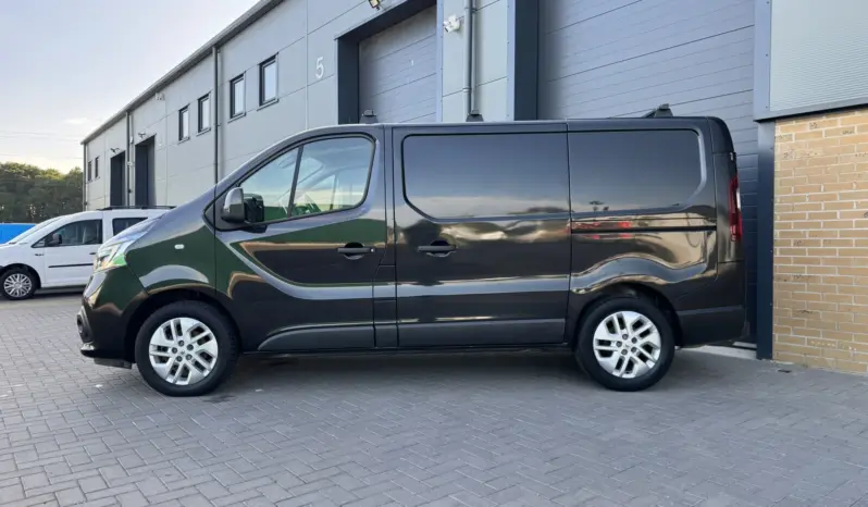 
Renault Trafic 2.0 dCi Sport SWB full									