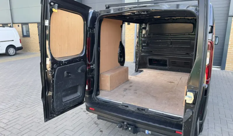 
Renault Trafic 2.0 dCi Sport SWB full									