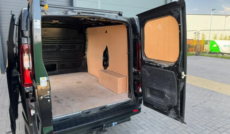 
Renault Trafic 2.0 dCi Sport SWB full									