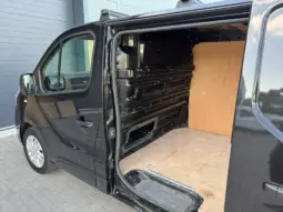 
Renault Trafic 2.0 dCi Sport SWB full									