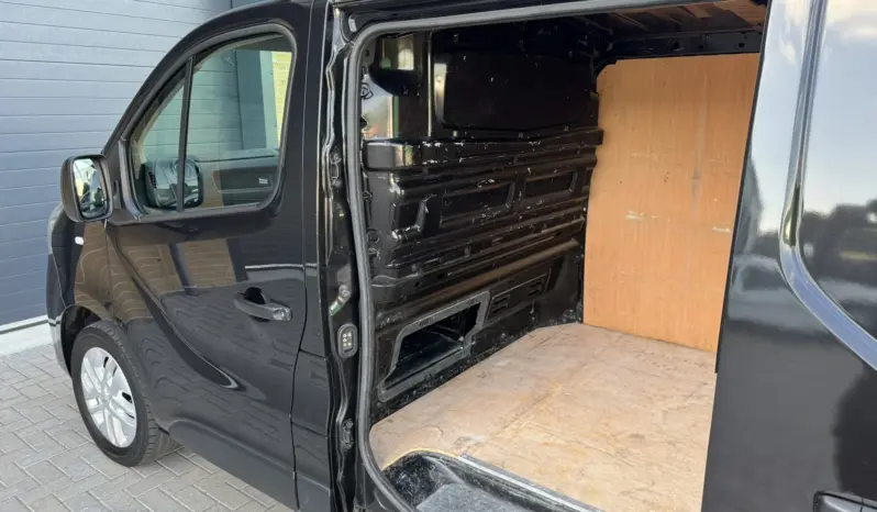 
Renault Trafic 2.0 dCi Sport SWB full									