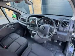 
Renault Trafic 2.0 dCi Sport SWB full									