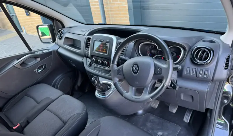 
Renault Trafic 2.0 dCi Sport SWB full									