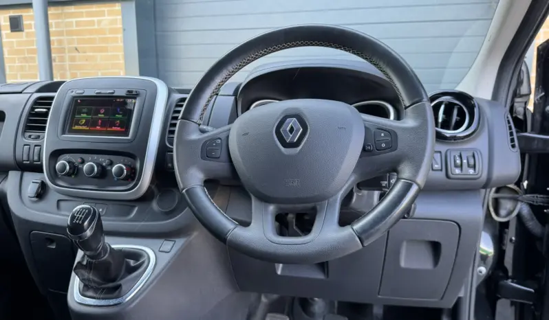 
Renault Trafic 2.0 dCi Sport SWB full									