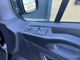 
Renault Trafic 2.0 dCi Sport SWB full									