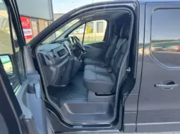 
Renault Trafic 2.0 dCi Sport SWB full									