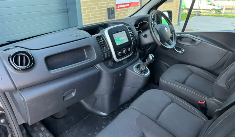 
Renault Trafic 2.0 dCi Sport SWB full									